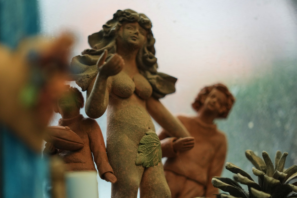 An image of Eve is displayed at the atelier of the Mexican craftsman Cecilio Sanchez in Metepec, Mexico, Thursday, Oct. 9, 2025. (AP Photo/Fernando Llano)