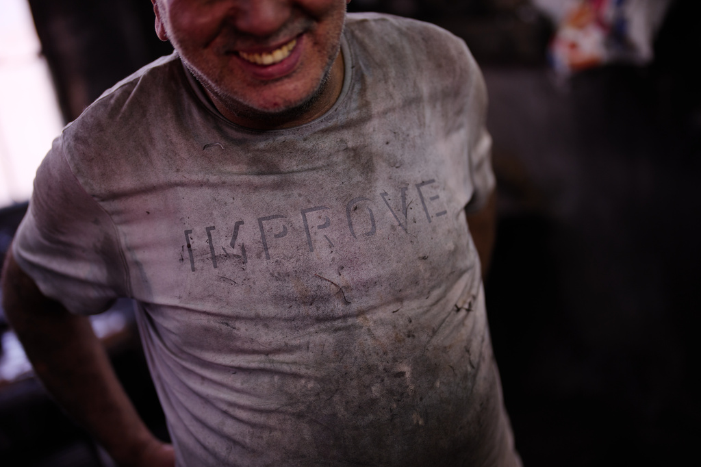 Master polisher Bayram Yesilbas smiles as he works in his workshop in Istanbul's Eminonu commercial district, Thursday, Aug. 6, 2026. (AP Photo/Francisco Seco)