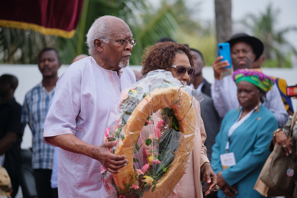 Dr. Julius Garvey, son of Black nationalist Marcus Garvey, lays a wreath in a ceremony to honor victims of the transatlantic slave trade at Christiansborg Castle during a Juneteenth commemoration ceremony in Accra, Ghana, Friday, June 19, 2026. (AP Photo/Reuben Ekow Quansah)