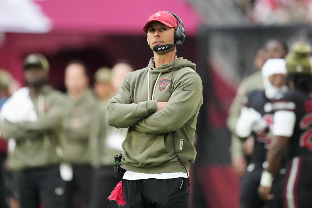 Arizona Cardinals head coach Jonathan Gannon watches from the sideline during the first half of an NFL football game against the San Francisco 49ers in Glendale, Ariz., Sunday, Nov. 16, 2025. (AP Photo/Ross D. Franklin)