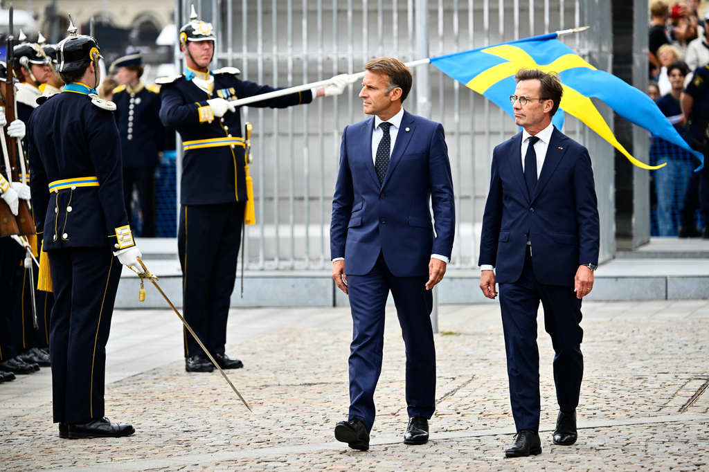 French President Emmanuel Macron, left, and Swedish Prime Minister Ulf Kristersson review the honor guard during a welcome ceremony, in Stockholm, Sweden, Monday, Aug. 31, 2026. (Anders Wiklund /TT News Agency via AP)