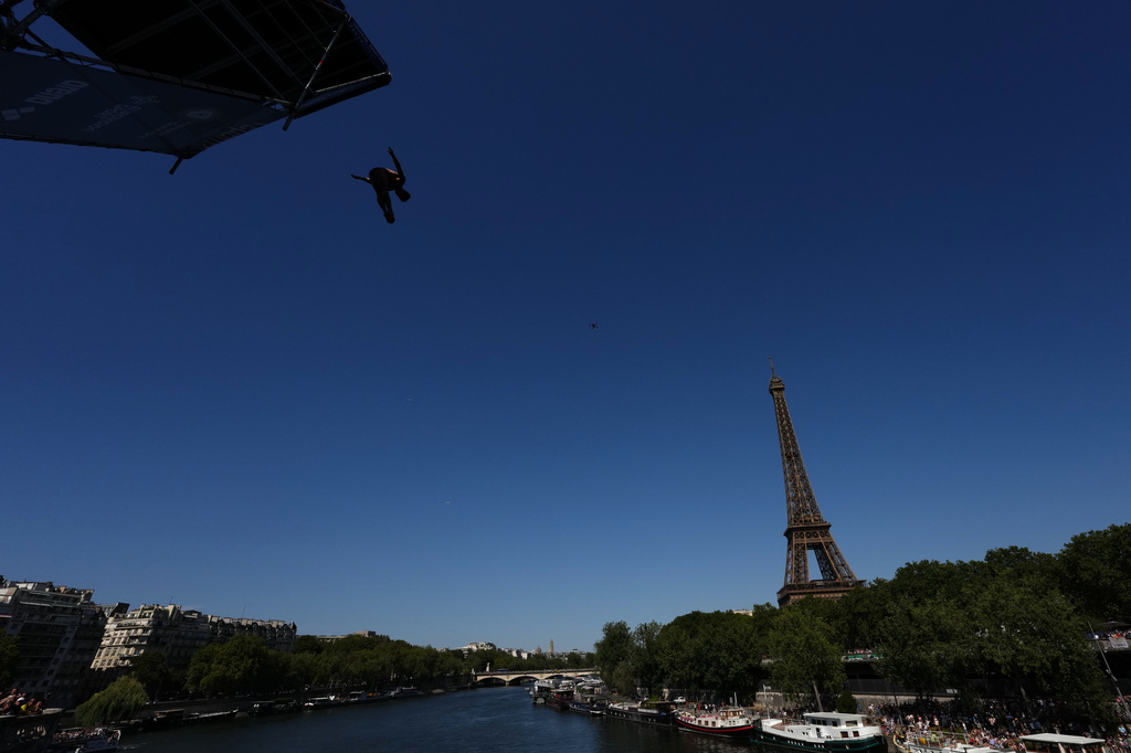 Spain's Carlos Javier Gimeno Martinez competes in front of the Eiffel Tower during round 1 of the men's 20m Platform high diving at the European Aquatics Championships in Paris, Friday, Aug. 7, 2026. (AP Photo/Aurelien Morissard)