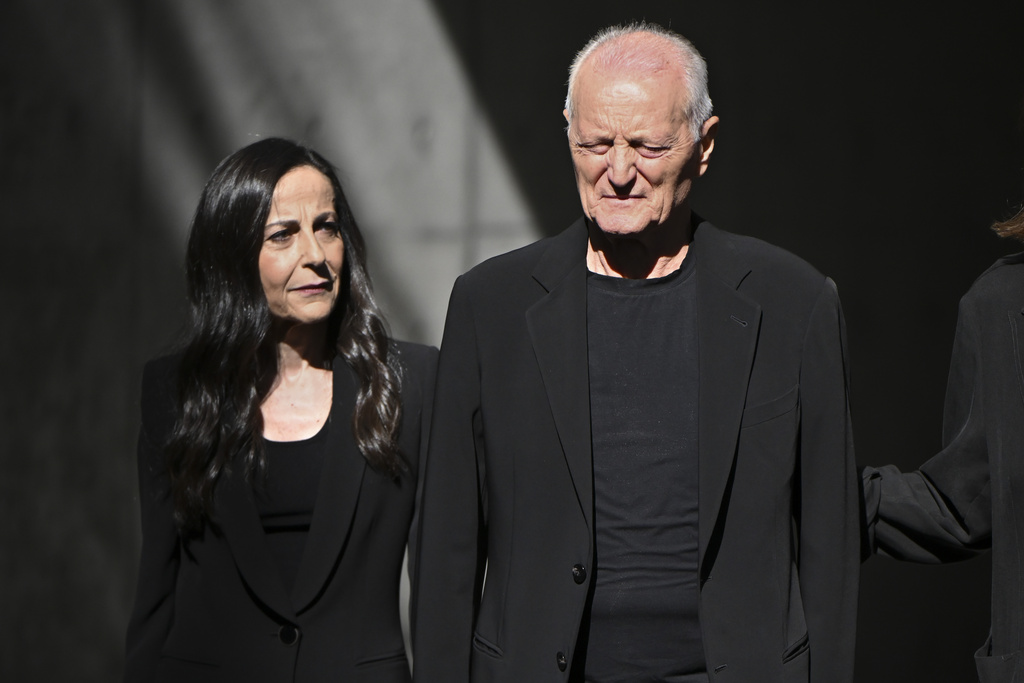 Santo Versace and wife Francesca De Stefano, left, arrive at the Armani/Teatro in Milan, northern Italy, to pay their respects to designer Giorgio Armani, who died Thursday at age 91, Sunday, Sept. 7, 2025. (AP Photo/Nicola Marfisi)
