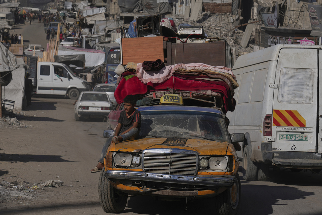 Displaced Palestinians fleeing northern Gaza Strip move with their belongings on a street in Gaza City, Thursday, Aug. 28, 2025. (AP Photo/Abdel Kareem Hana)