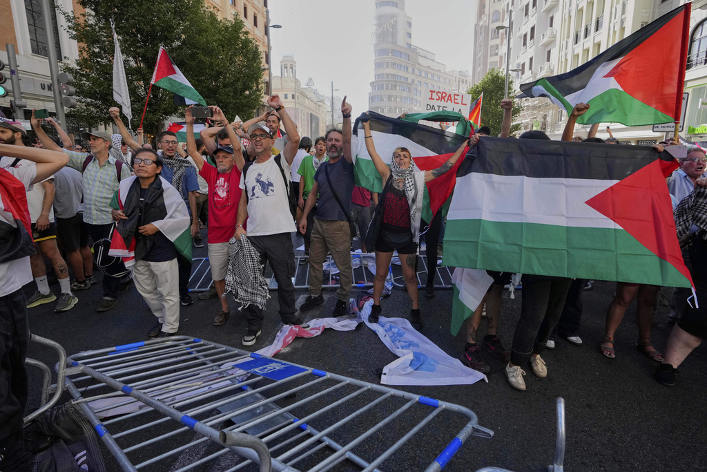 Protesters block the road in an attempt to disrupt the twenty-first stage of the Spanish cycling race La Vuelta, from Alalpardo to Madrid, Spain, Sunday, Sept. 14, 2025. (AP Photo/Manu Fernández)