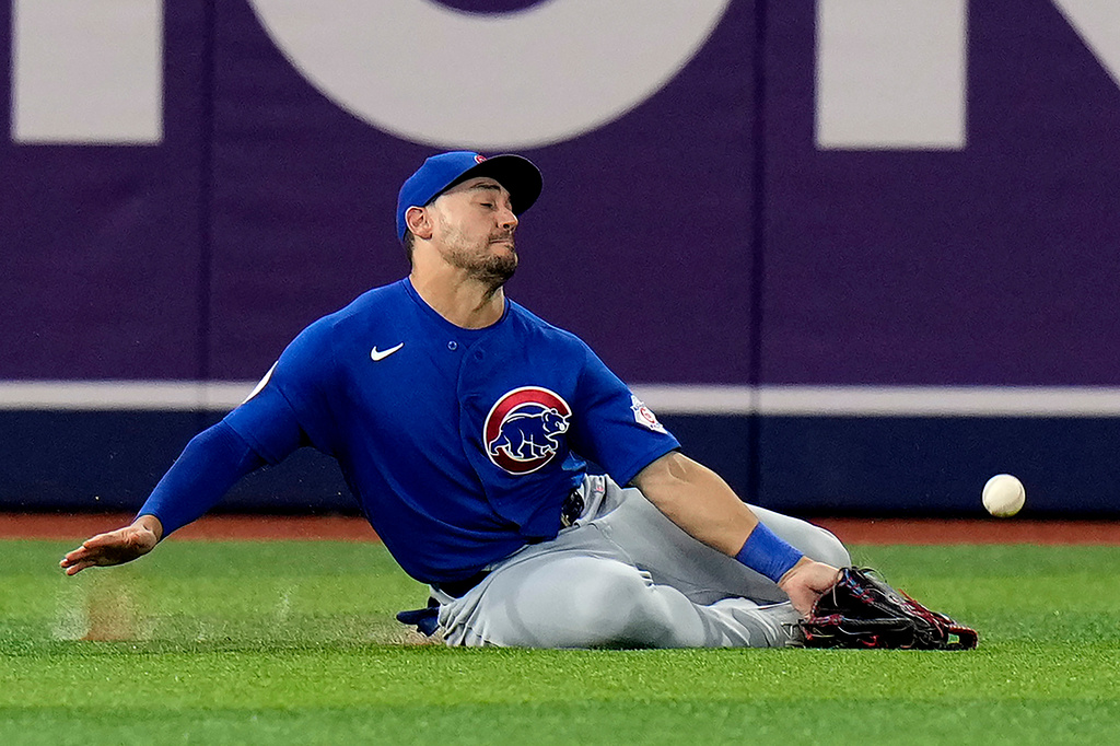 Chicago Cubs left fielder Michael Conforto can't make the catch on a single by Tampa Bay Rays' Jonathan Aranda during the eighth inning of a baseball game Wednesday, April 8, 2026, in St. Petersburg, Fla. (AP Photo/Chris O'Meara)