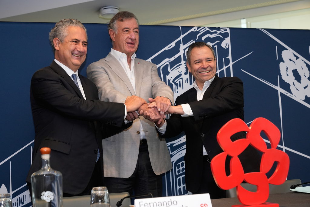 Citi's International Director Ernesto Torres Cantu, left, businessman and owner of 25% of Banamex Fernando Chico Pardo, center, and Director of Grupo Financiero Banamex Manuel Romo join hands during a press conference in Mexico City, Thursday, Sept. 25, 2025. (AP Photo/Marco Ugarte)