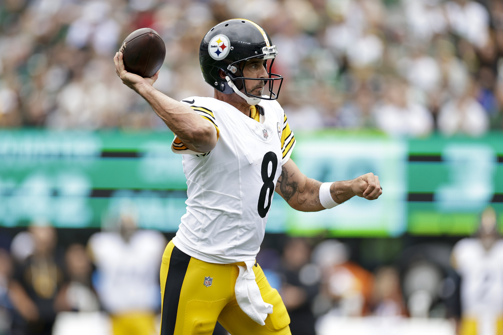 Pittsburgh Steelers quarterback Aaron Rodgers throws a pass against the New York Jets during the first half of an NFL football game Sunday, Sept. 7, 2025, in East Rutherford, N.J. (AP Photo/Adam Hunger)