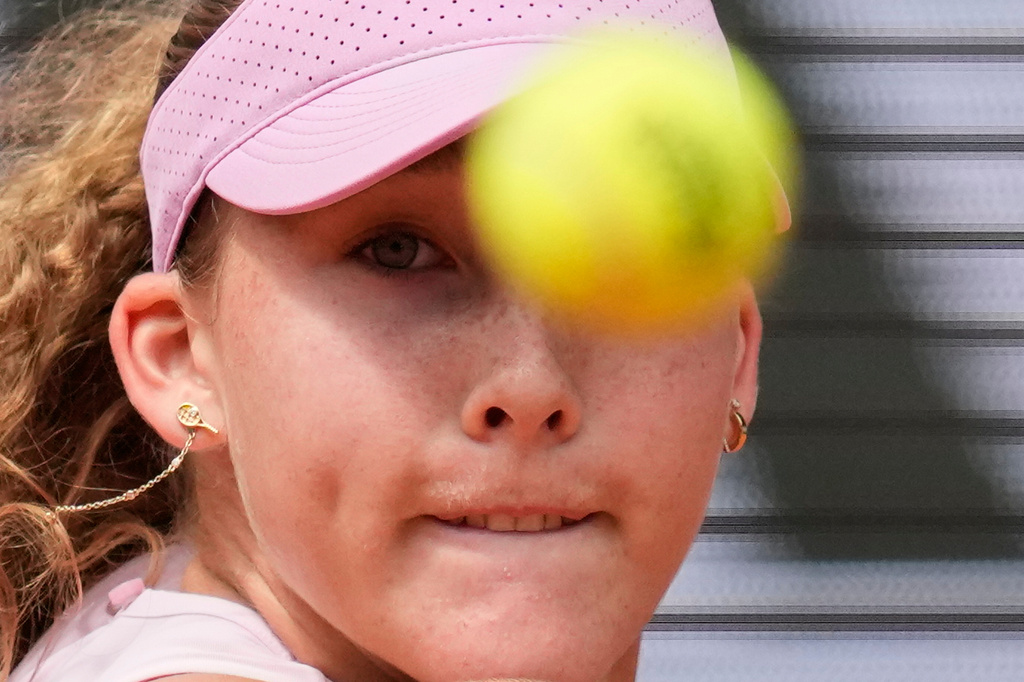 Russia's Mirra Andreeva returns to Ukraine's Marta Kostyuk during the semifinal tennis match at the French Open in Paris, Thursday, June 4, 2026. (AP Photo/Christophe Ena)