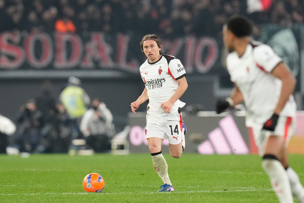 AC Milan's Luka Modric controls the ball during the Serie A soccer match between Roma and AC Milan in Rome, Sunday, Jan. 25, 2026. (AP Photo/Gregorio Borgia)
