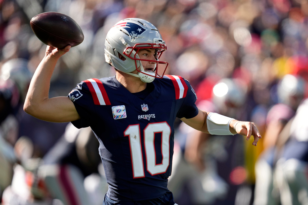New England Patriots quarterback Drake Maye passes against the Cleveland Browns in the first half of an NFL football game on Sunday, Oct. 26, 2025, in Foxborough, Mass. (AP Photo/Charles Krupa)