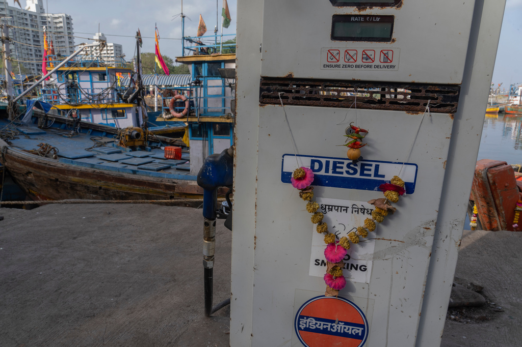 A dry marigold garland hangs at a cooperative diesel pump that is shut due to rising bulk fuel prices at Sassoon Dock in Mumbai, India, Tuesday, April 7, 2026. (AP Photo/Rafiq Maqbool)