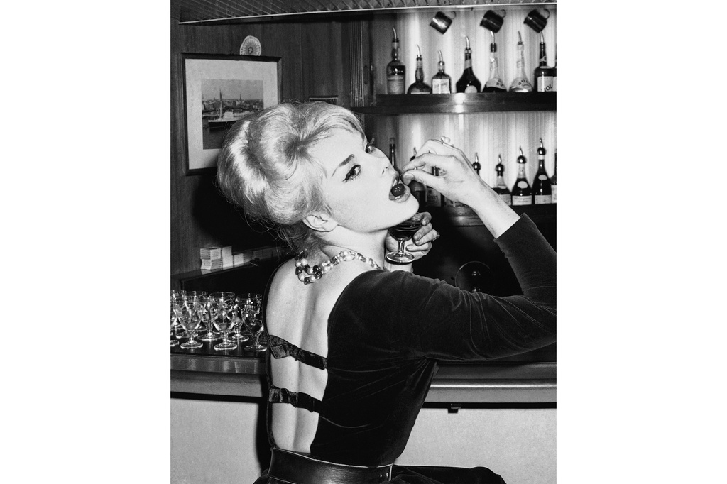 FILE - Elke Sommer poses at a bar on the German ocean liner SS Hanseatic in Hamburg on Dec. 5, 1960. (AP Photo/Peter Hillebrecht, File)