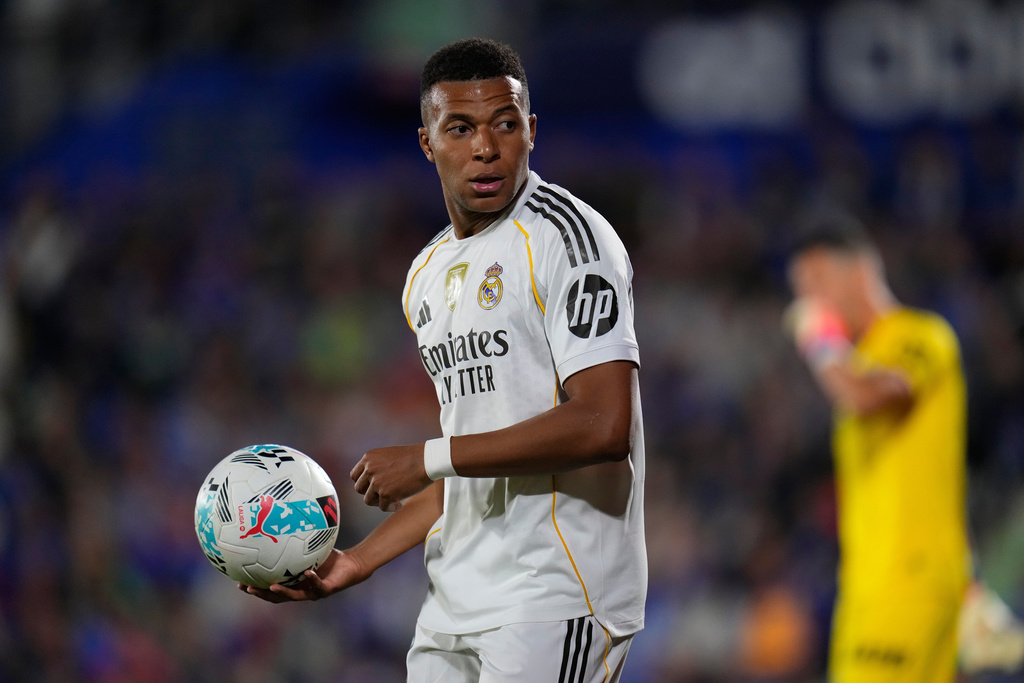 Real Madrid's Kylian Mbappe golds the ball during a La Liga soccer match between Getafe and Real Madrid in Getafe, Spain, Sunday, Oct. 19, 2025. (AP Photo/Manu Fernandez)