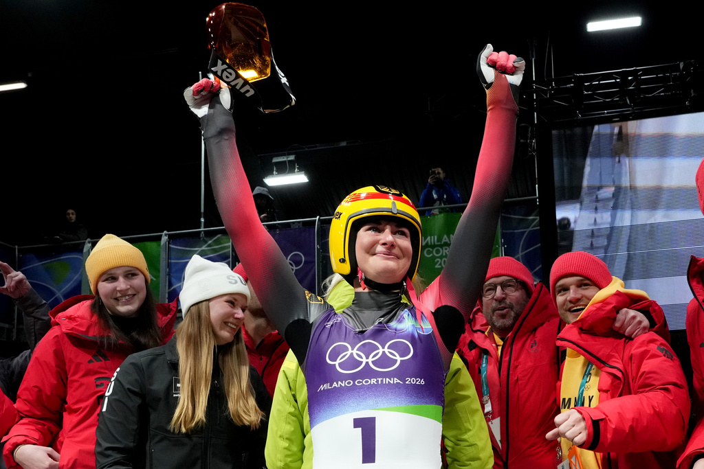Germany's Julia Taubitz celebrates winning the gold medal during the women's single luge competition at the 2026 Winter Olympics, in Cortina d'Ampezzo, Italy, Tuesday, Feb. 10, 2026. (AP Photo/Alessandra Tarantino)