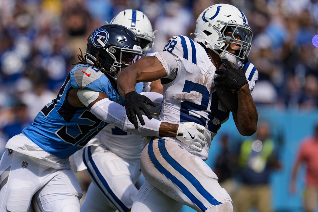 Tennessee Titans safety Quandre Diggs (28) runs past Tennessee Titans cornerback L'Jarius Sneed (38) for a touchdown during the second half of an NFL football game Sunday, Sept. 21, 2025, in Nashville, Tenn. (AP Photo/George Walker IV)