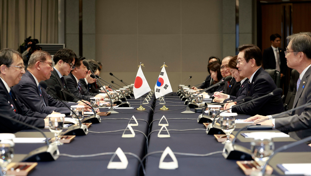 South Korean President Lee Jae Myung, second from right, talks with Japanese Prime Minister Shigeru Ishiba, second from left, during a meeting in Busan, South Korea, Tuesday, Sept. 30, 2025. (Yonhap via AP)