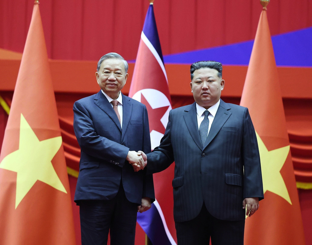 North Korean leader Kim Jong Un, right, and Vietnamese General Secretary of Communist Party To Lam shake hands in Pyongyang, North Korea, Thursday, Oct. 9, 2025. (Hoang Thong Nhat/VNA via AP)