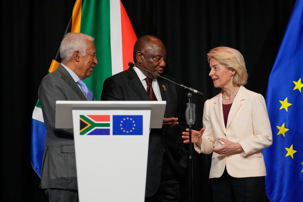 South African President Cyril Ramaphosa, center, talks with European Council's President Antonio Costa, left, and European Commission President Ursula von der Leyen following their media conference in Johannesburg, South Africa, Thursday, Nov. 20, 2025. (AP Photo/Themba Hadebe)