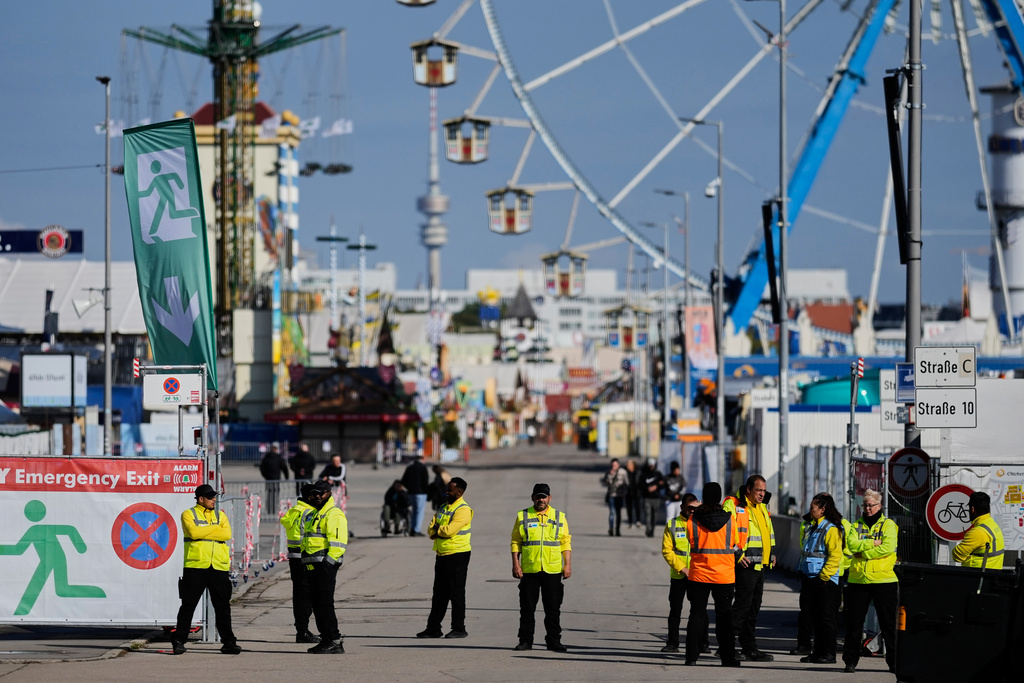 Security people stand at the Oktoberfest area that stays closed after a bomb threatening in Munich, Germany, Wednesday, Oct.1, 2025. (AP Photo/Matthias Schrader)