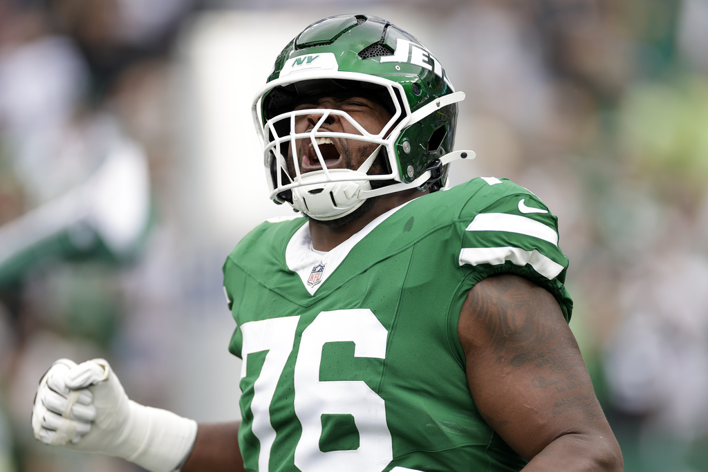 New York Jets guard John Simpson reacts while taking the field prior to an NFL football game against the Pittsburgh Steelers Sunday, Sept. 7, 2025, in East Rutherford, N.J. (AP Photo/Adam Hunger)