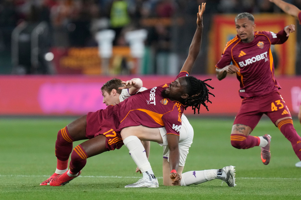 Roma's Manu Kone challenges for the ball with Fiorentina's Marco Brescianini during the Italian Serie A soccer match between Roma and Fiorentina in Rome, Monday, May 4, 2026. (AP Photo/Gregorio Borgia)