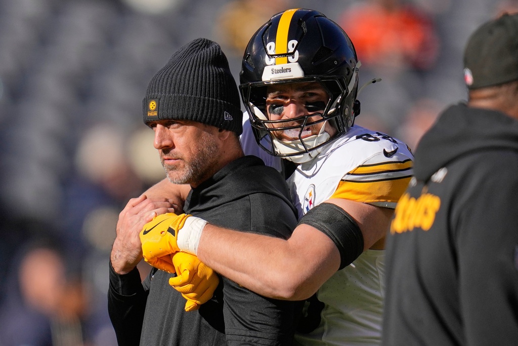 Pittsburgh Steelers quarterback Aaron Rodgers, left, gets a hug from Pat Freiermuth (88) before an NFL football game against the Chicago Bears, Sunday, Nov. 23, 2025, in Chicago. (AP Photo/Erin Hooley)