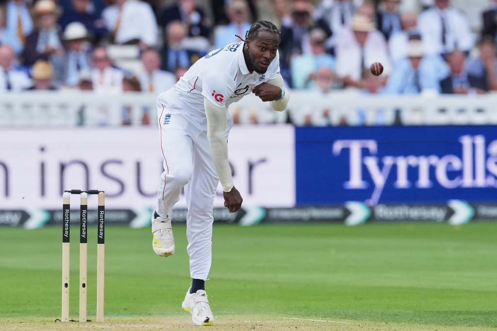 England's Jofra Archer bowls a delivery on day two of the second cricket test match between England and Pakistan in London, Friday, Aug. 28, 2026. (AP Photo/Dave Shopland)