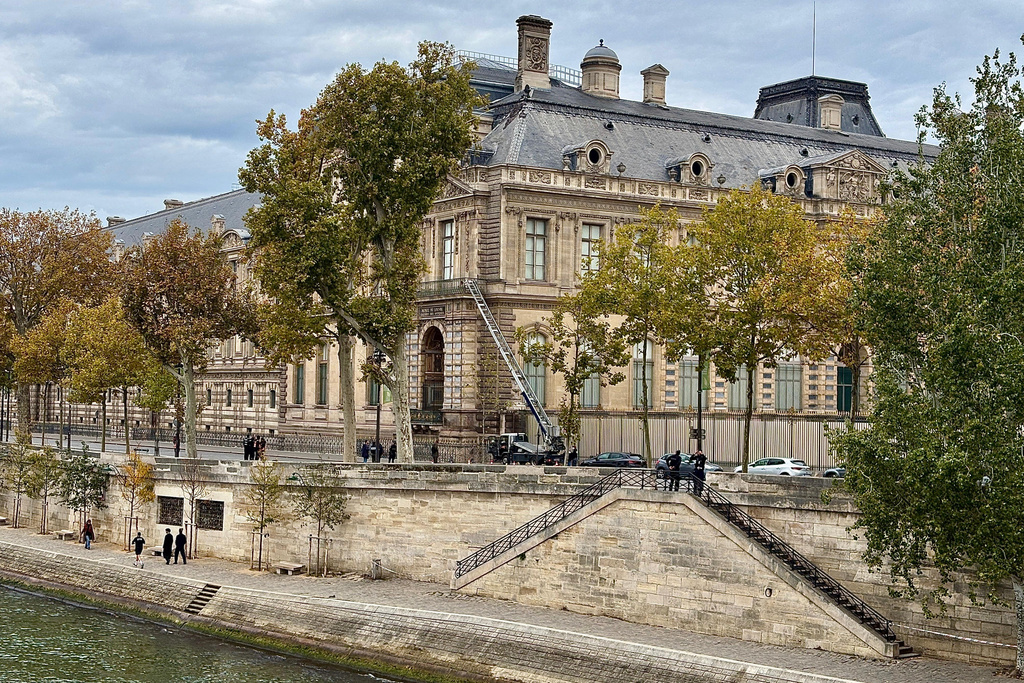A basket lift used by thieves is seen at the Louvre museum Sunday Oct.19, 2025 in Paris. (AP Photo/Alexander Turnbull)