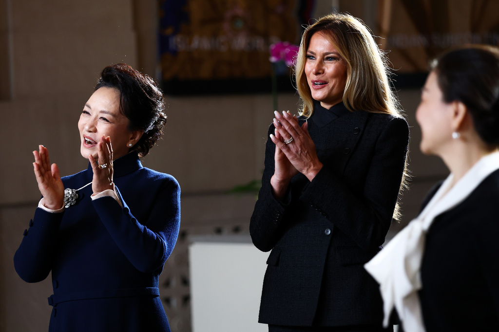 First lady of China Peng Liyuan, from left, and first lady Melania Trump react as children from the Hope Chinese School perform during a visit to the Smithsonian's National Museum Of Asian Art, Thursday, Sept. 24, 2026, in Washington. (Finn Gomez/Pool Photo via AP)