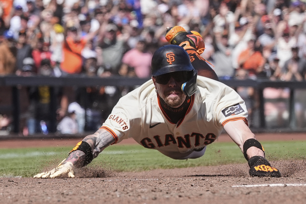 San Francisco Giants' Christian Koss scores the game-winning run against the Chicago Cubs on Jung Hoo Lee's single during the ninth inning of a baseball game, Thursday, Aug. 28, 2025, in San Francisco. (AP Photo/Godofredo A. Vásquez)