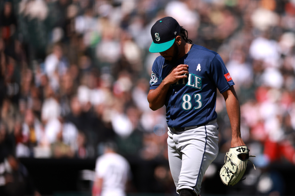 Seattle Mariners' pitcher Eduard Bazardo returns to the dugout after giving up two runs during the eighth inning against the Chicago White Sox on May 10, 2026, in Chicago. (AP Photo/Geoff Stellfox)