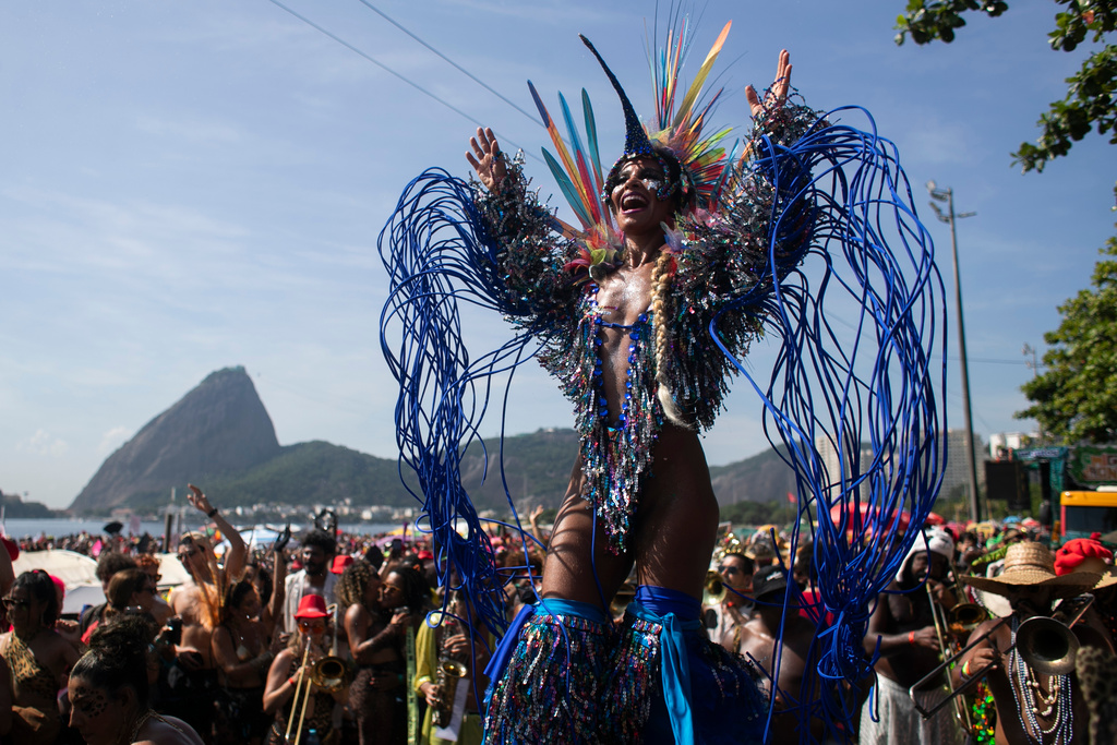 Raquel Poti performs on stilts during the Amigos da Onca Carnival street party, in Rio de Janeiro, Saturday, Feb. 14, 2026. (AP Photo/Bruna Prado)