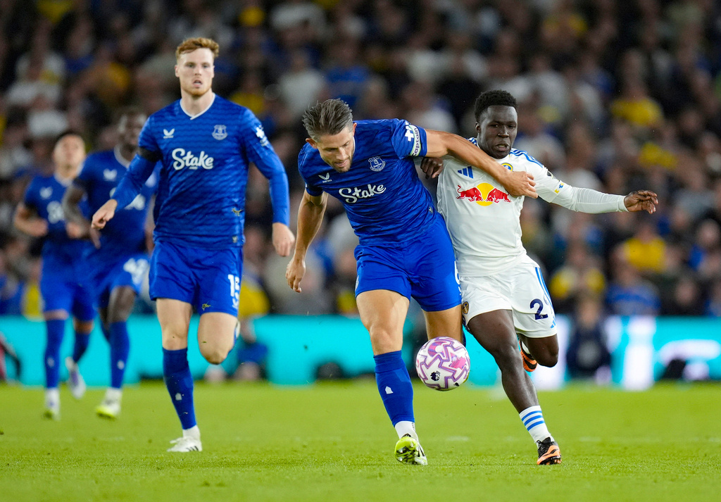 Everton's James Tarkowski and Leeds United's Wilfried Gnonto, right, battle for the ball during the English Premier League soccer match between Leeds United and Everton at Elland Road, in Leeds, England, Monday, Aug. 18, 2025. (Danny Lawson/PA via AP)