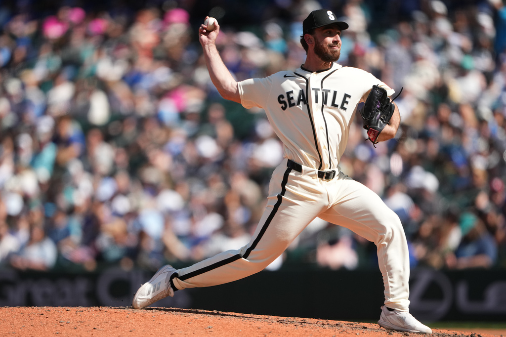 Seattle Mariners relief pitcher Nick Davila throws in his major league debut against the Kansas City Royals during the ninth inning of a baseball game, Sunday, May 3, 2026, in Seattle. (AP Photo/Lindsey Wasson)