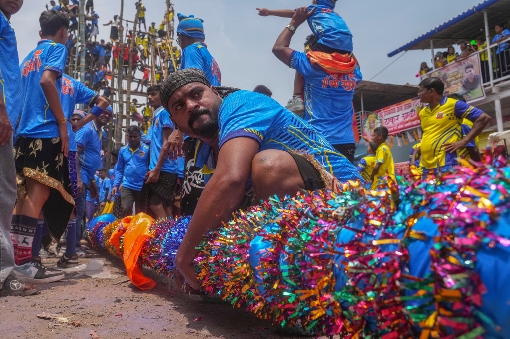 Members of the Agri-Koli community compete to erect ceremonial bamboo poles in a centuries-old annual tradition honoring the local goddess Raiba Devi, in Rave village near Mumbai, India, Friday, April 17, 2026. (AP Photo/Rafiq Maqbool)