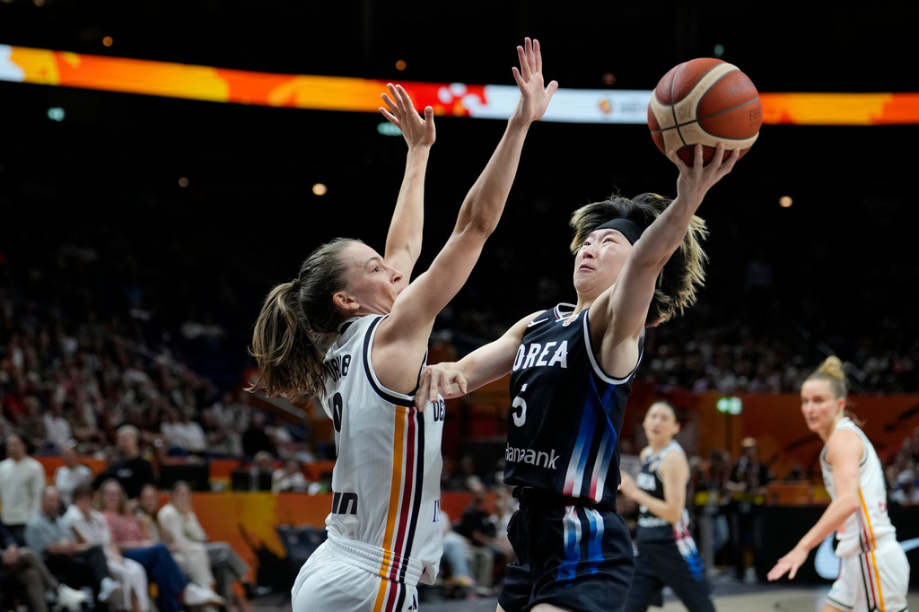 Germany's Britta Daub, left, and Korea's An He-ji in action during the Women's Basketball World Cup qualification playoff between Germany and Korea in Berlin, Tuesday, Sept. 8, 2026. (AP Photo/Ebrahim Noroozi)