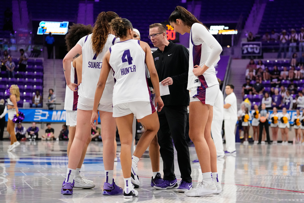 TCU head coach Mark Campbell talks with Donovyn Hunter (4), Marta Suárez (7) and the others in during a time out in the first half in the first round of the NCAA college basketball tournament against UC San Diego, Friday, March 20, 2026, in Fort Worth, Texas. (AP Photo/Tony Gutierrez)