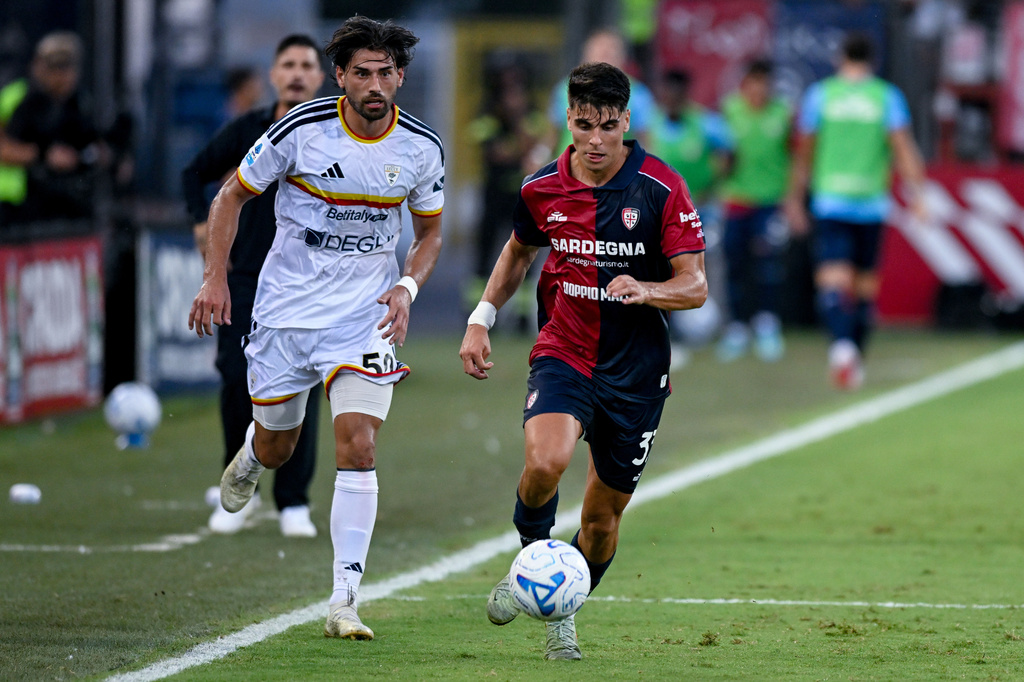 Cagliari's Adam Obert, right, and Lecce's Santiago Pierotti in action during the Serie A soccer match between Cagliari and Lecce, in Cagliari, Italy, Monday, Sept. 7, 2026. (Gianluca Zuddas/LaPresse via AP)