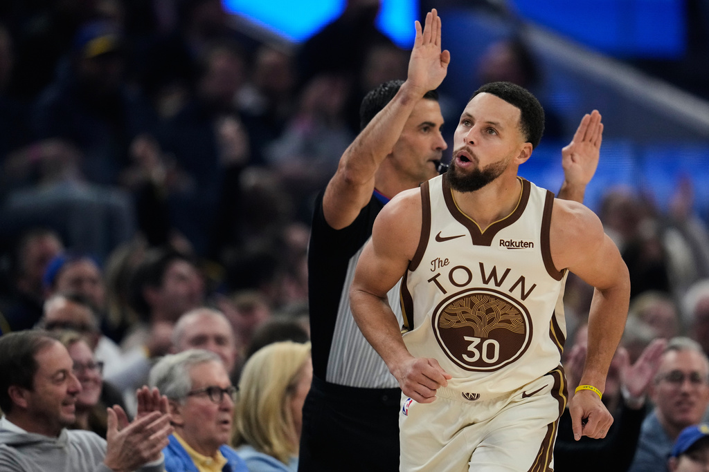 Golden State Warriors guard Stephen Curry (30) reacts after making a 3-point basket during the first half of an NBA basketball game against the Sacramento Kings, Friday, Jan. 9, 2026, in San Francisco. (AP Photo/Godofredo A. Vásquez)