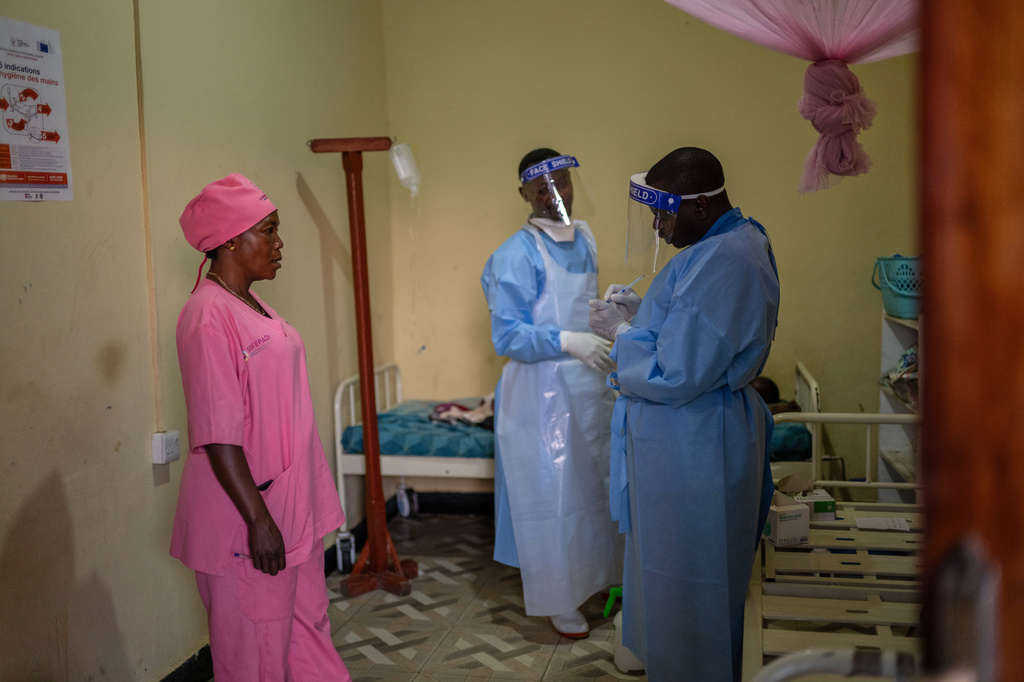 Manza Pantience, left, a midwife at Karibuni wa Mama, supervises health workers who collect patients' samples for Ebola testing at Sofepadi Hospital in Bunia, Congo, Friday, May 29, 2026. (AP Photo/Moses Sawasawa)