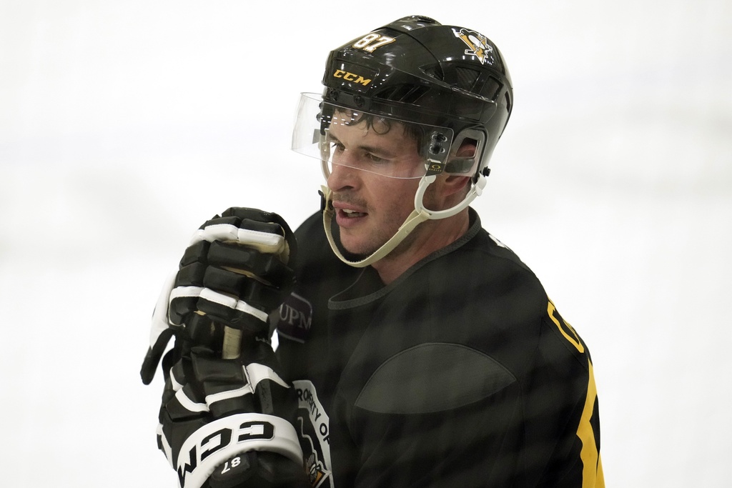 Pittsburgh Penguins Sidney Crosby (87) looks on during the first day of the NHL hockey training camp, Thursday, Sept. 18, 2025, in Cranberry, Pa. (AP Photo/Gene J. Puskar)