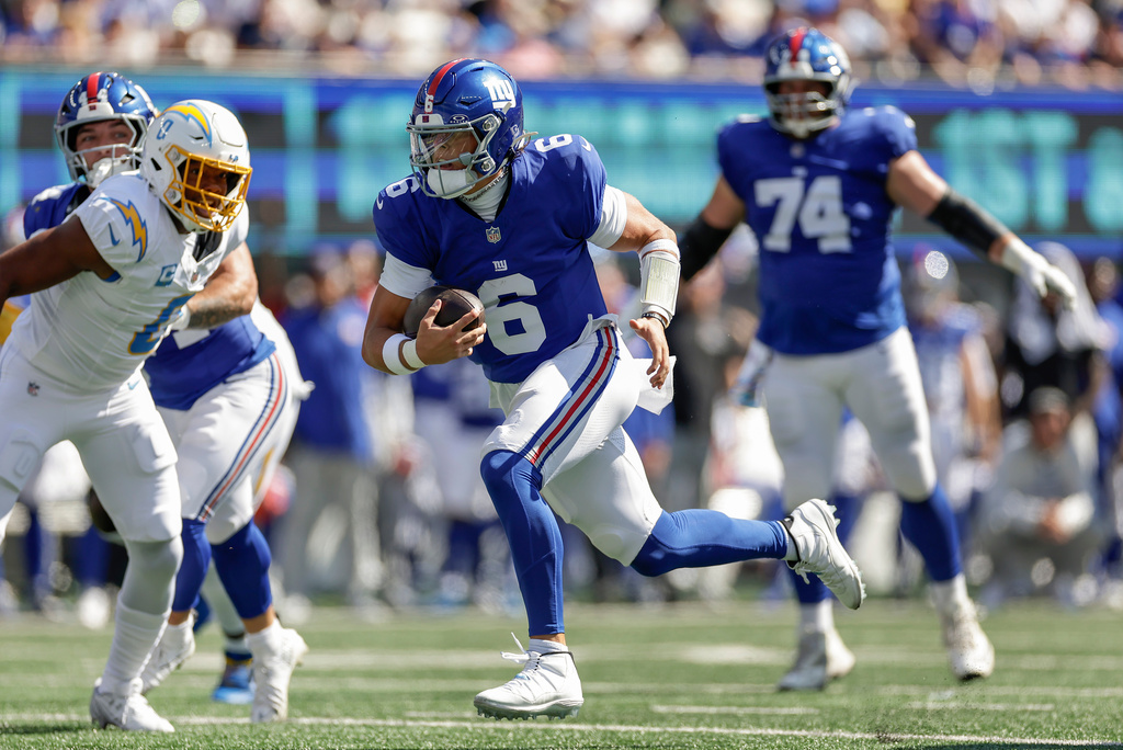 New York Giants quarterback Jaxson Dart (6) carries the ball for a touchdown against the Los Angeles Chargers during the first quarter of an NFL football game, Sunday, Sept. 28, 2025, in East Rutherford, N.J. (AP Photo/Adam Hunger)