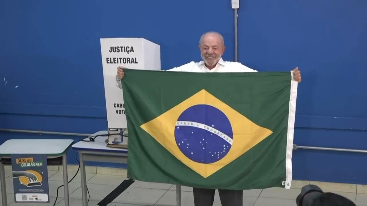 Brazilian President Luiz In&aacute;cio Lula da Silva voted Sunday at a school in S&atilde;o Bernardo do Campo in a presidential runoff as he seeks a fourth term leading South America&rsquo;s largest country (AP Video by Marko Alvarez)