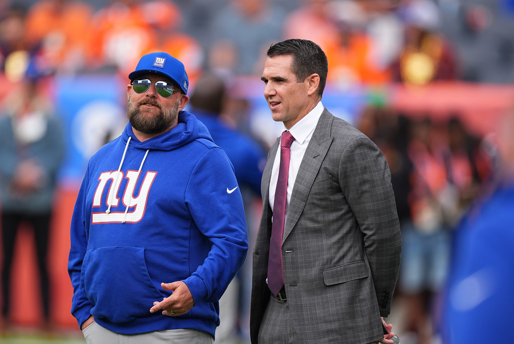 New York Giants head coach Brian Daboll, left, confers with general manager Joe Schoen before an NFL football game Sunday, Oct. 19, 2025, in Denver. (AP Photo/David Zalubowski)