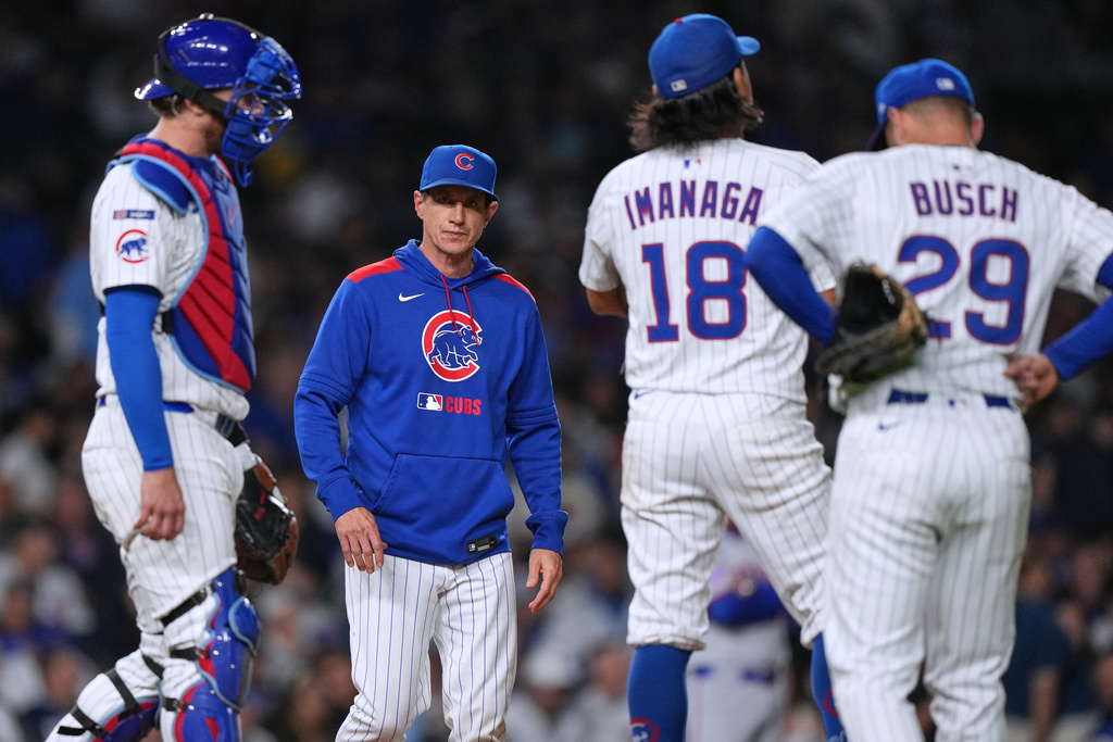 Chicago Cubs manager Craig Counsell, second from left, walks to the mound for change relief pitcher Drew Pomeranz replaces starting pitcher Shota Imanaga, of Japan, during the sixth inning of a baseball game against the New York Mets in Chicago, Thursday, Sept. 25, 2025. (AP Photo/Nam Y. Huh)