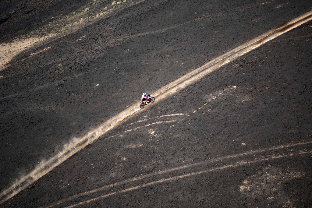 Rider Ross Branch competes during the third stage of the Dakar Rally between Bisha and Alula, Saudi Arabia, Wednesday, Jan. 8, 2025. (AP Photo/Christophe Ena)