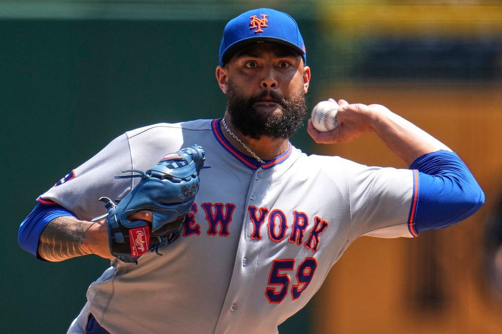 New York Mets pitcher Sean Manaea delivers during the first inning of a baseball game against the Pittsburgh Pirates in Pittsburgh, Sunday, Aug. 9, 2026. (AP Photo/Gene J. Puskar)