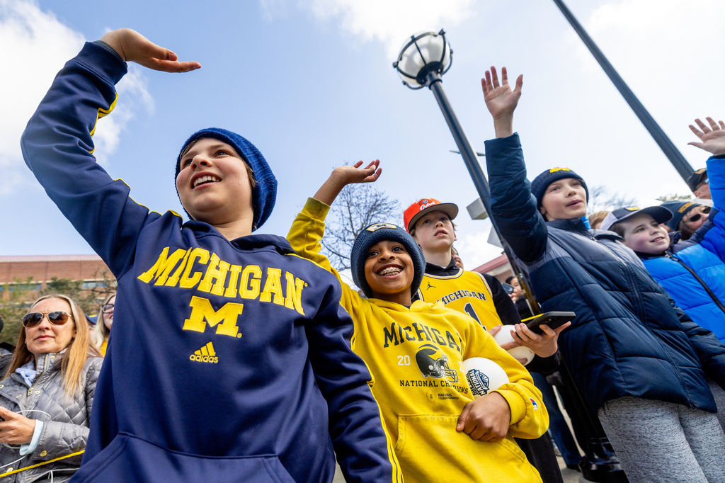 Michigan basketball fans cheer during a parade celebrating their national championship win in the NCAA college basketball tournament , Saturday, April 11, 2026, in Ann Arbor, Mich. ( Devin Anderson-Torrez/Ann Arbor News via AP)