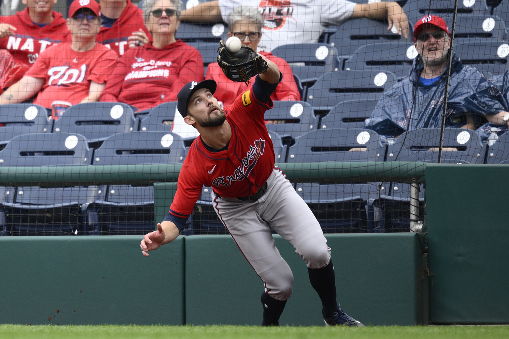 Atlanta Braves right fielder Eli White (36) makes a catch on a pop-up in foul territory for an out by Washington Nationals' Jorge Alfaro during the third inning of the first baseball game of a doubleheader, Tuesday, Sept. 16, 2025, in Washington. (AP Photo/Nick Wass)